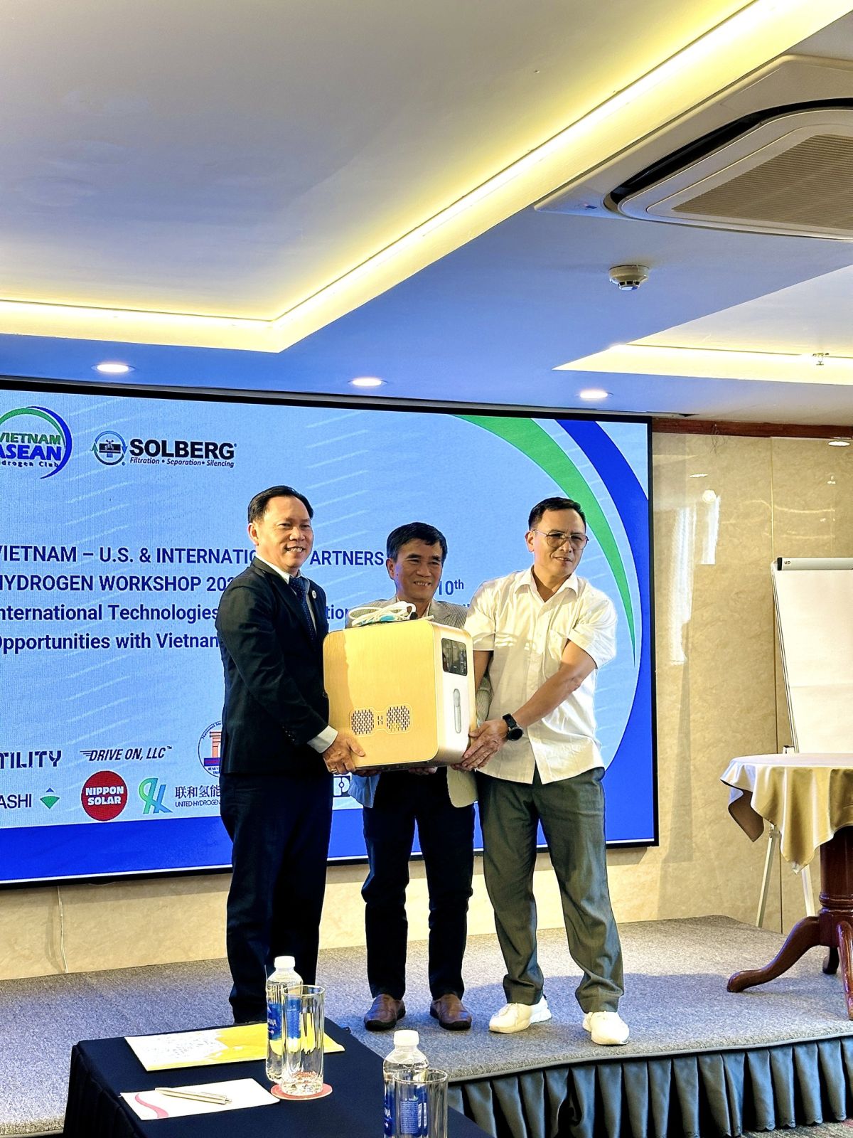 B&Agrave;N GIAO THIẾT BỊ H&Iacute;T KH&Iacute; HYDRO PHỤC VỤ NGHI&Ecirc;N CỨU L&Acirc;M S&Agrave;NG CHO B&Aacute;C SĨ NHỮ ĐỨC THẮNG, KHOA PHỤC HỒI SỨC KHỎE, BỆNH VIỆN T&Acirc;M THẦN TRUNG ƯƠNG 2